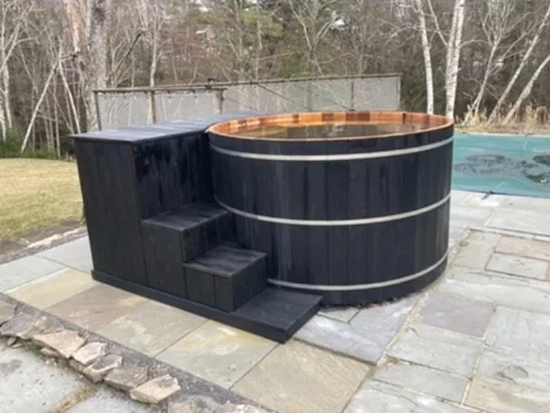 Cedar hot tub with custom built-in stairs Cedar hot tub with custom built-in stairs